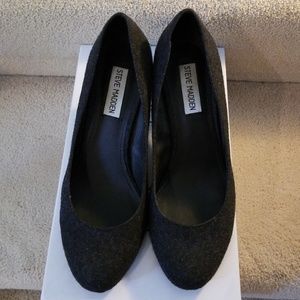 Steve Madden dark gray flannel pumps